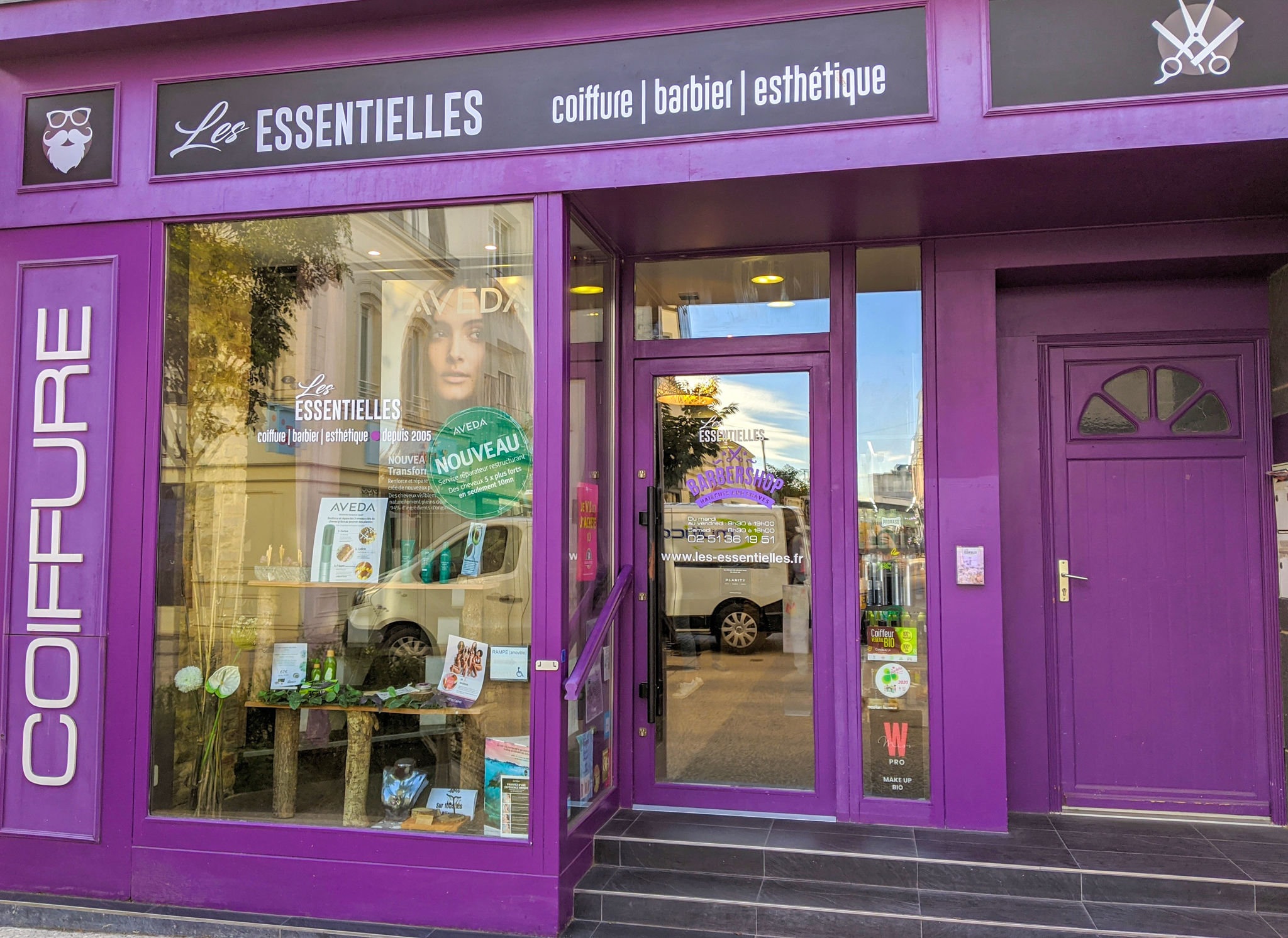 Grossiste Coiffure La Roche Sur Yon Les Essentielles - Vitrine du Centre Ville