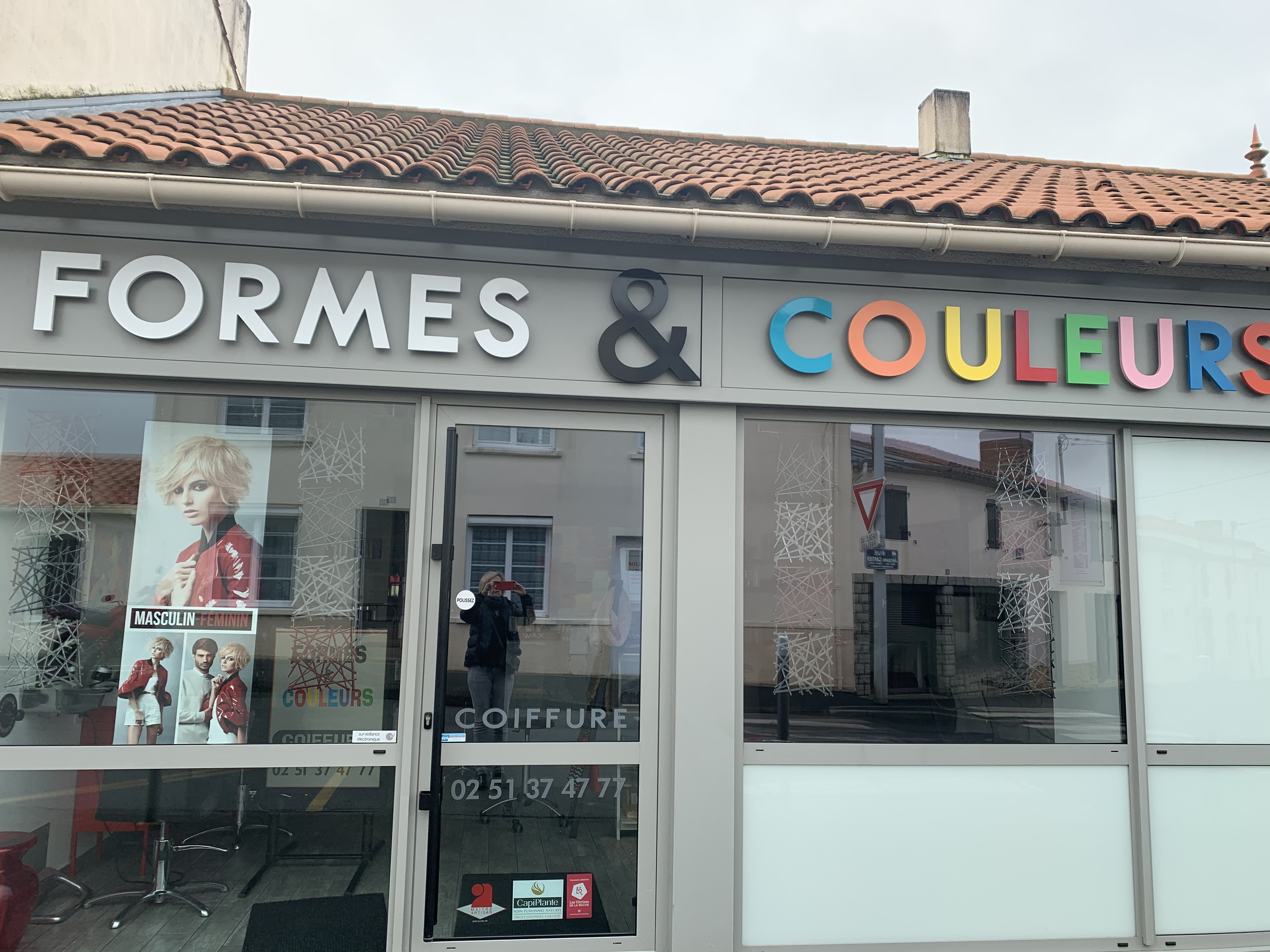 Grossiste Coiffure La Roche Sur Yon FORMES ET COULEURS COIFFURE - Vitrine du Centre Ville